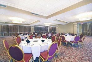 A conference room with round tables, chairs, and a carpeted floor. - Holiday Inn Downtown Memphis by IHG (Memphis)