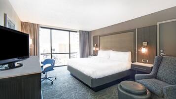 客房内保险箱、办公桌、笔记本电脑工作区、熨斗/熨衣板