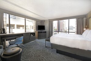 Premium Room, 1 King Bed | In-room safe, desk, laptop workspace, iron/ironing board - Holiday Inn Downtown Memphis by IHG (Memphis)