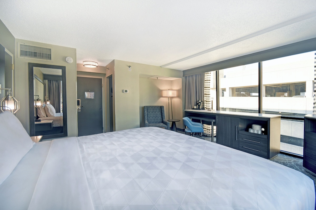 Premium Room, 1 King Bed | In-room safe, desk, laptop workspace, iron/ironing board