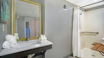 Duschwanne, kostenlose Toilettenartikel, Haartrockner, Handtücher