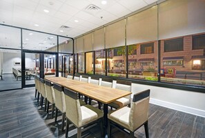 Café da manhã, almoço e jantar; culinária americana 