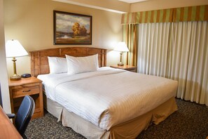 1 makuuhuone, tallelokero huoneessa, työpöytä, silitysrauta/-lauta