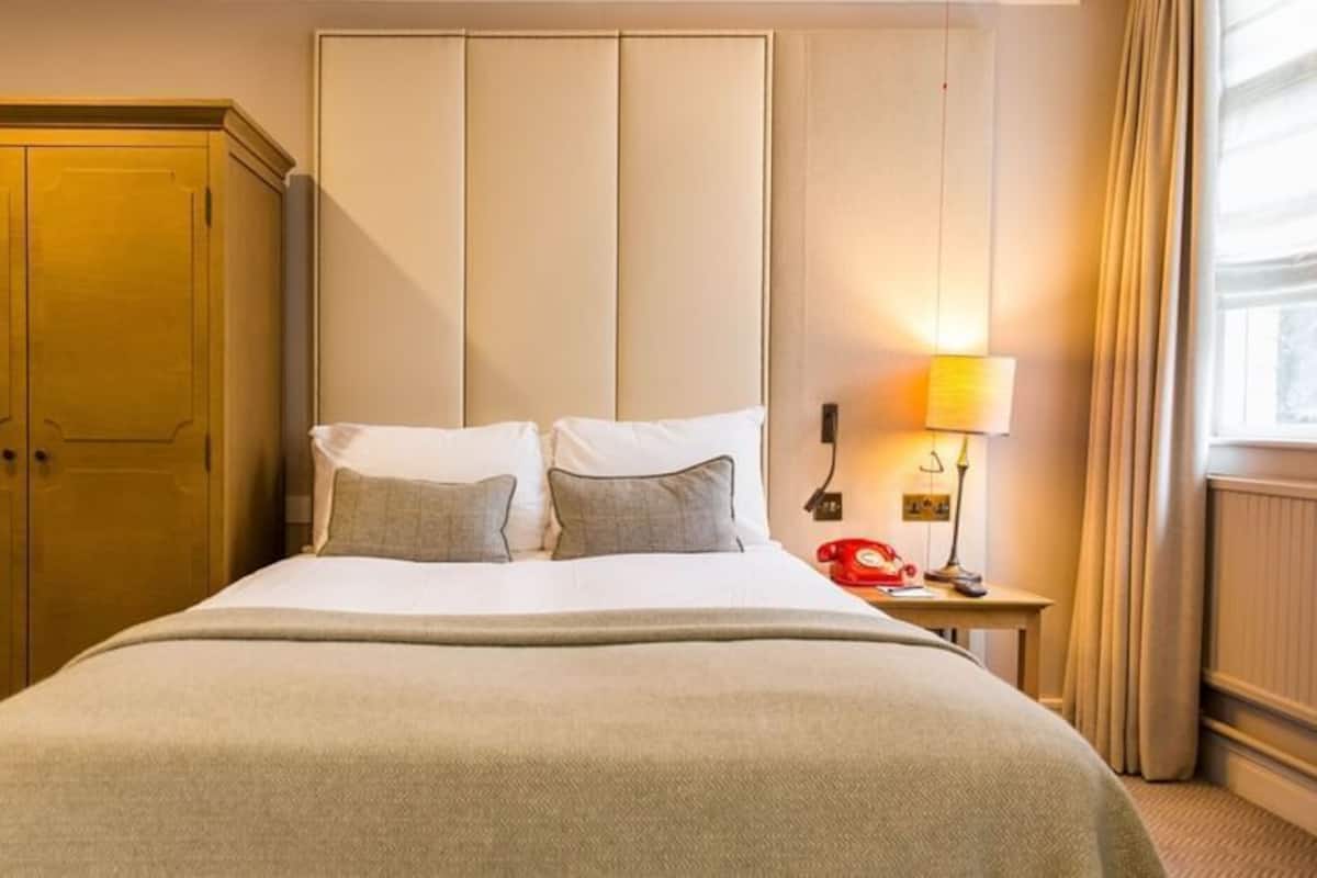 1 bedroom, in-room safe, desk, iron/ironing board