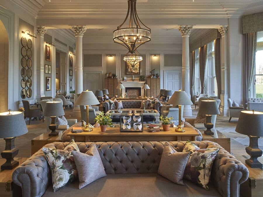 2 bars/lounges, pub, lobby lounge