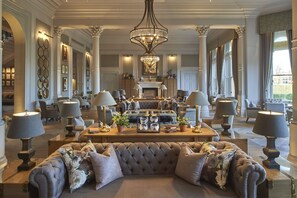 2 bars/lounges, pub, lobby lounge