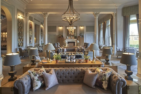 2 bars/lounges, pub, lobby lounge