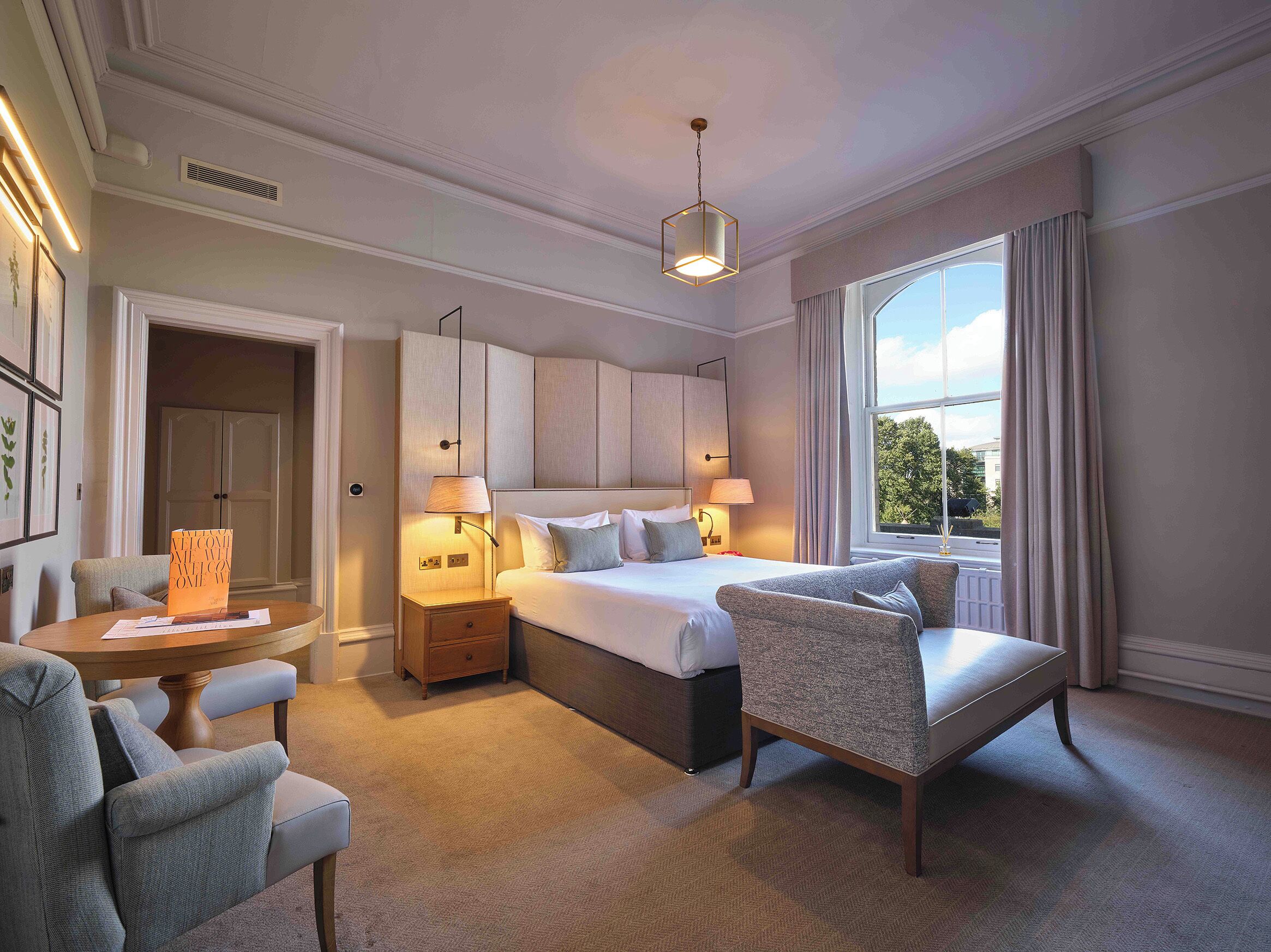 Habitación Deluxe doble, 1 cama de matrimonio grande | Caja fuerte, escritorio, tabla de planchar con plancha y wifi gratis