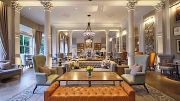 2 bares/lounges, pub, saguão/lounge