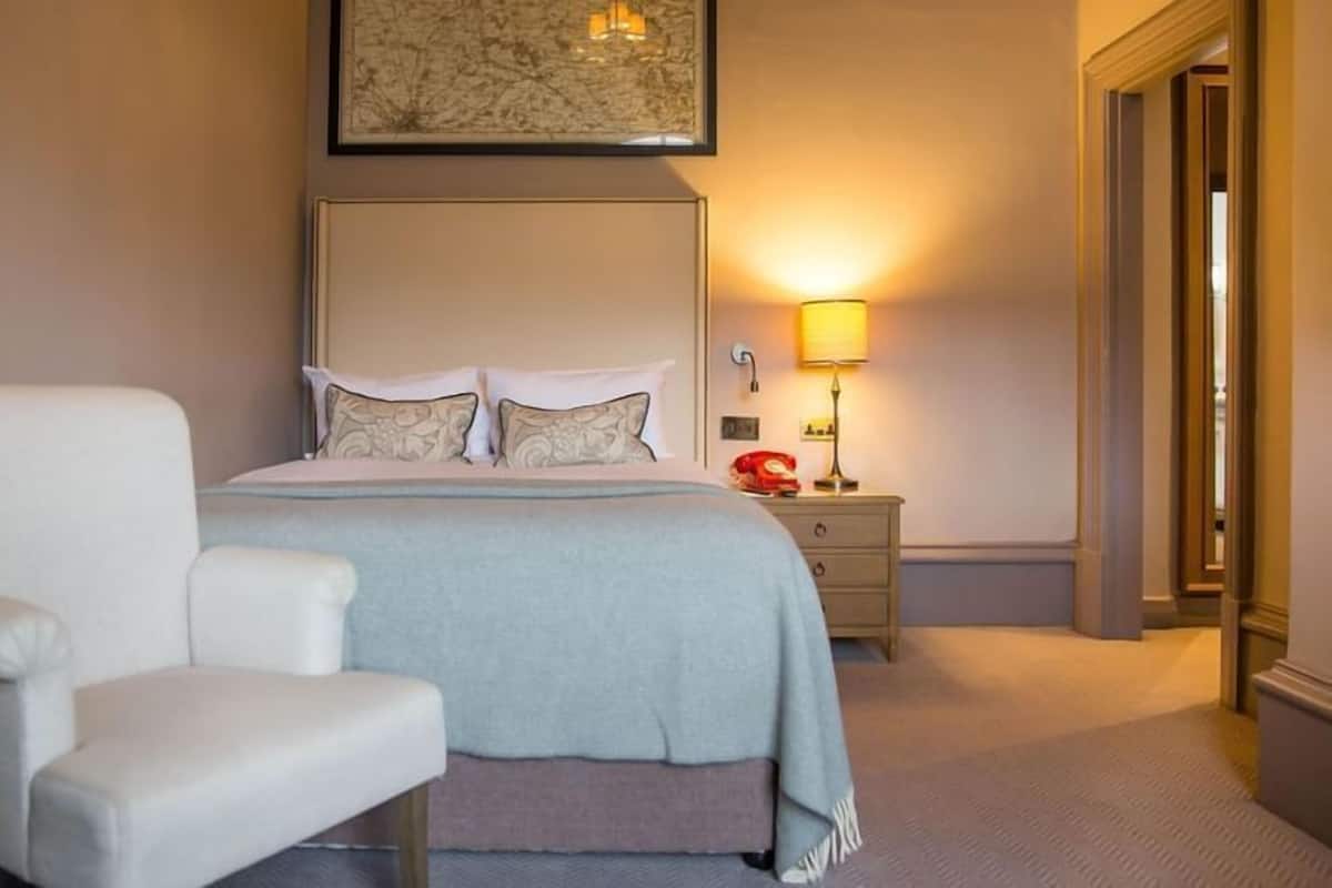 1 bedroom, in-room safe, desk, iron/ironing board