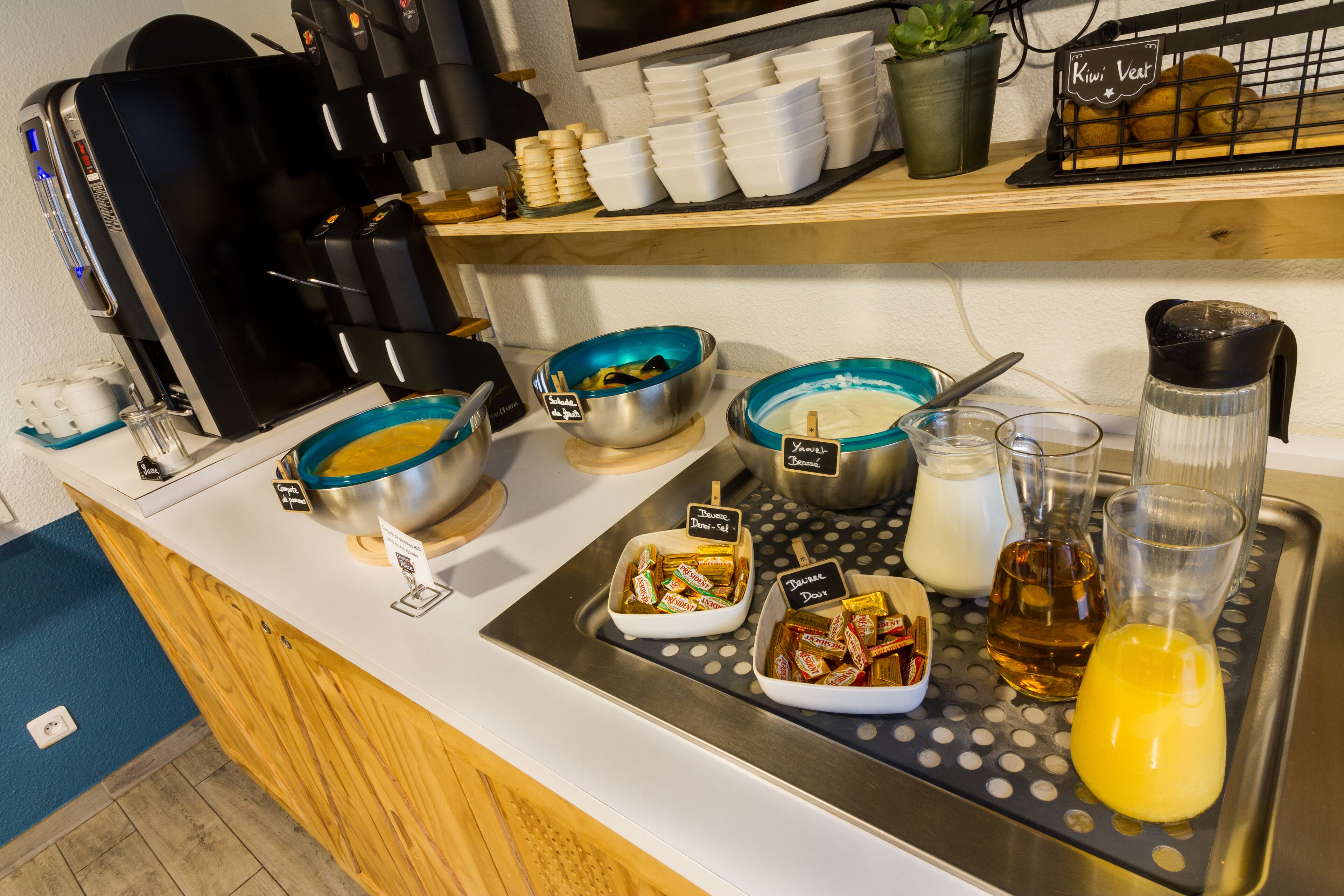 Daily buffet breakfast (EUR 8.9 per person)