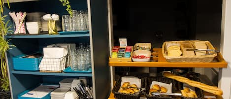 TĂ€gliches FrĂŒhstĂŒcksbuffet (8.9 EUR pro Person)