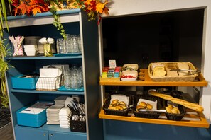 Tägliches Frühstücksbuffet (8.9 EUR pro Person)