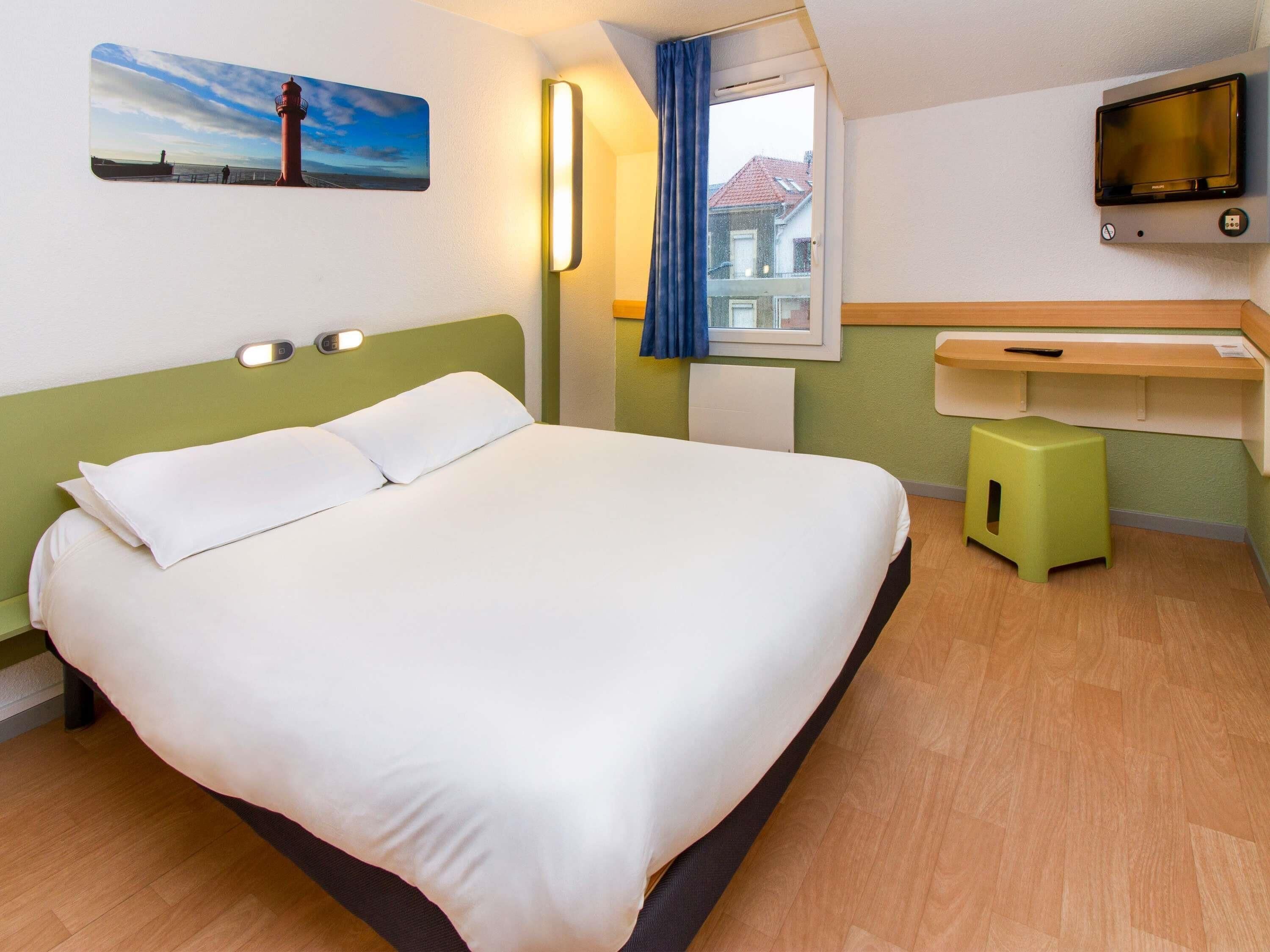 Double Room | Premium bedding, desk, blackout curtains, soundproofing