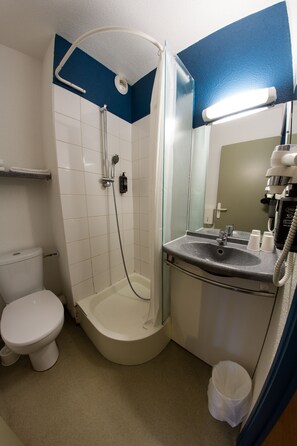 Double Room | Bathroom | Shower, eco-friendly toiletries, towels