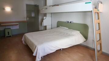Una cama litera con cabecera verde, escalera de madera y colchón blanco.