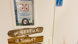 A door with wooden signs pointing to various destinations. - ibis budget Boulogne-sur-Mer Centre les Ports (Boulogne-sur-Mer)
