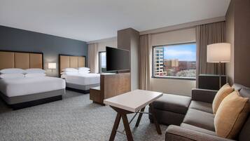 Rum - flera sängar (2 Double Beds and 1 Sofa Bed) | 1 sovrum, sängtillbehör av högsta kvalitet, duntäcken och bäddmadrasser