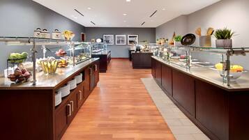 Sarapan prasmanan setiap hari (USD 22 per orang)