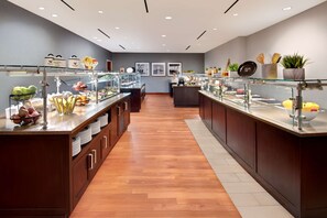 朝食 (ビュッフェ)、毎日提供 (1 名様 22 USD)