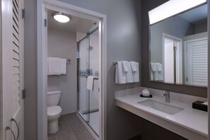 Combined shower/bathtub, free toiletries, hair dryer, towels - Courtyard by Marriott Dallas Plano Parkway at Preston Road (Plano)