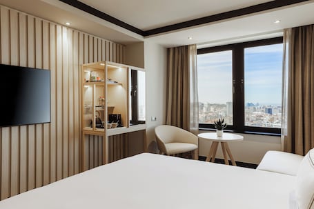 The Level Grand Premium | Biancheria da letto di alta qualità, minibar, cassaforte in camera. Melia Barcelona Sarrià