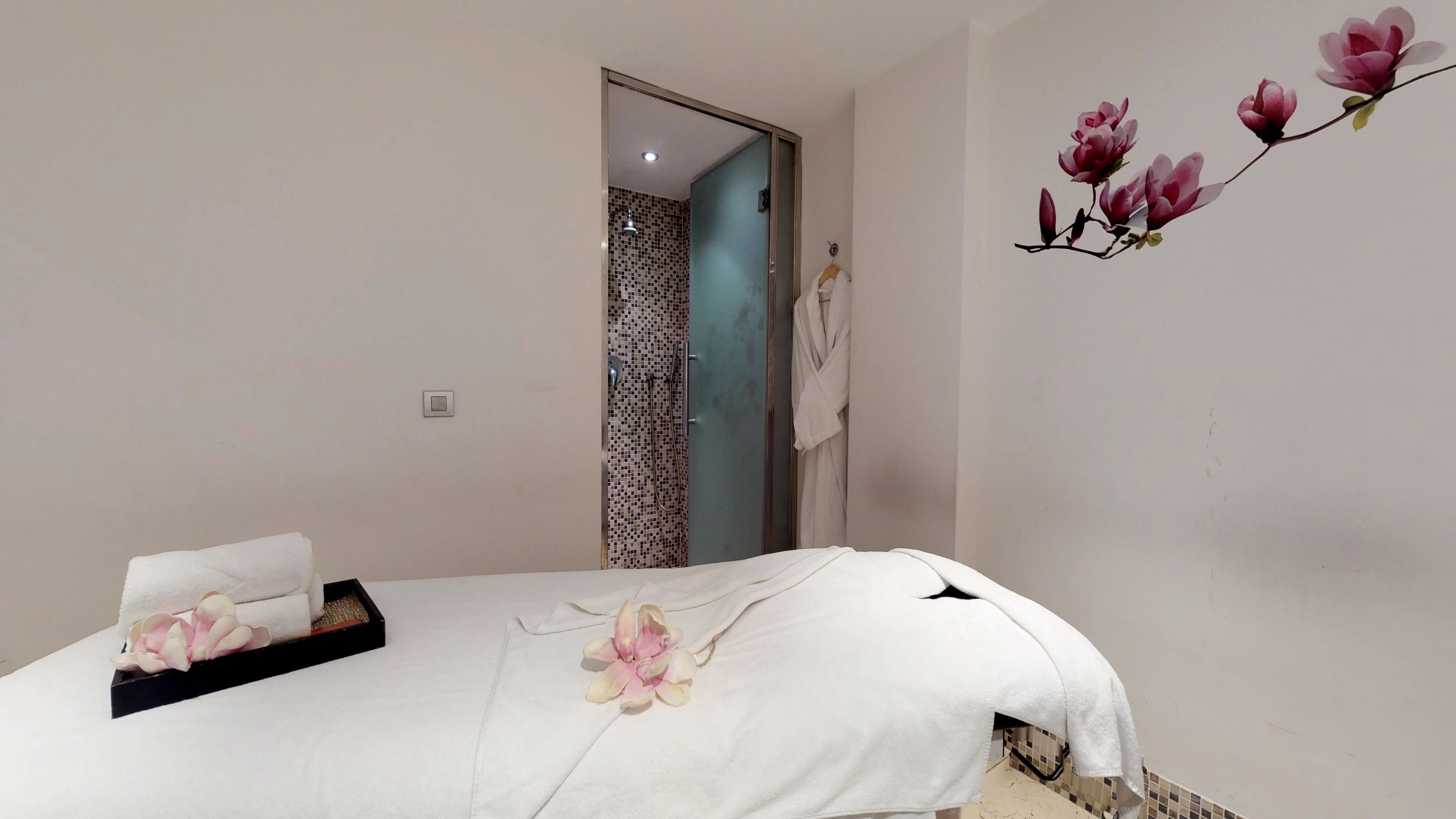 sauna, hot tub, turkish bath/hammam, body treatments, aromatherapy