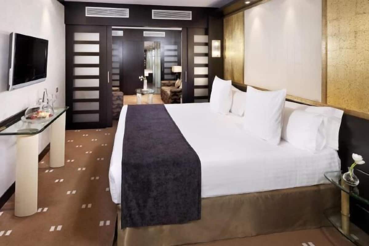 Premium bedding, minibar, in-room safe, desk