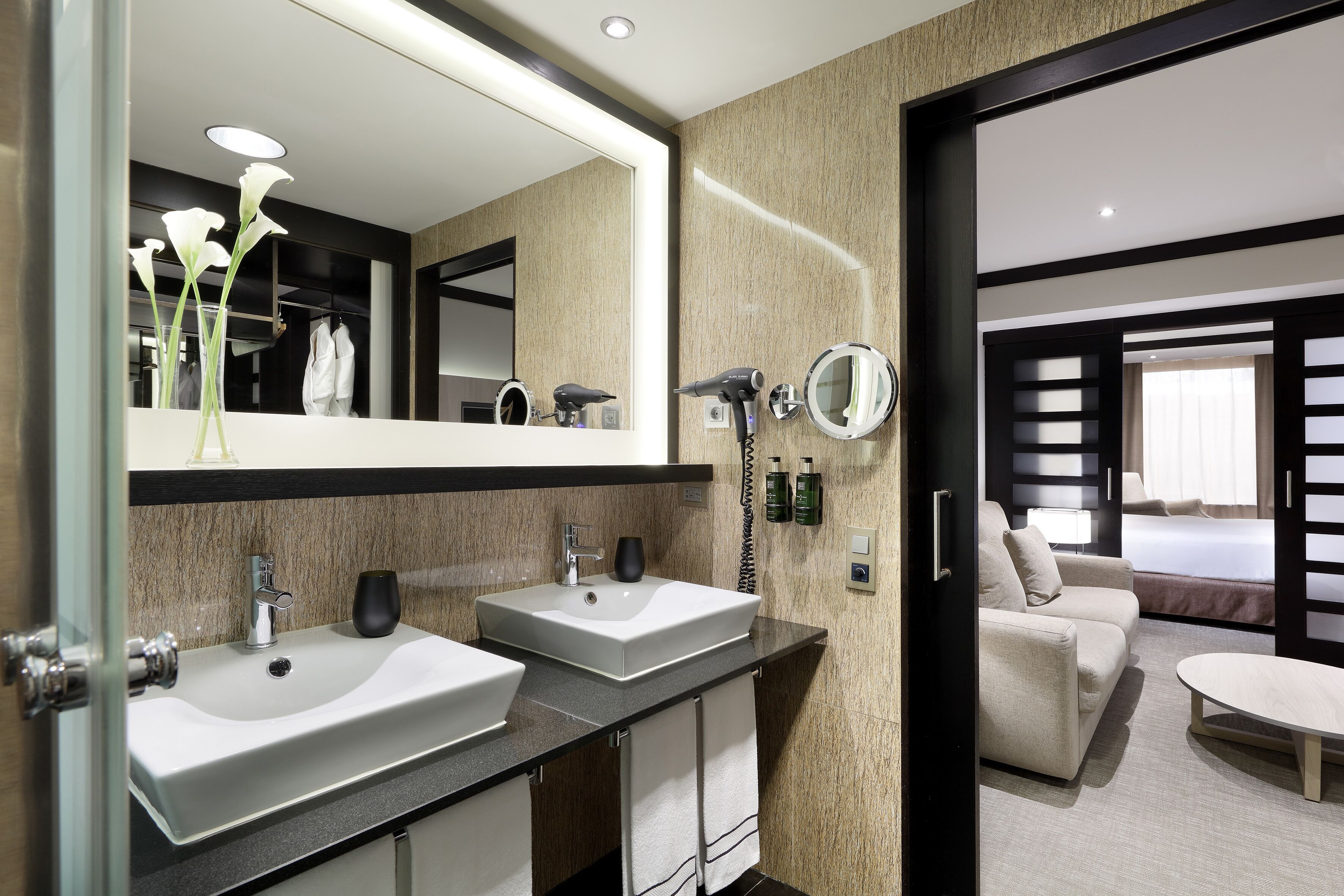 separate bathtub and shower, jetted bath, hydromassage showerhead