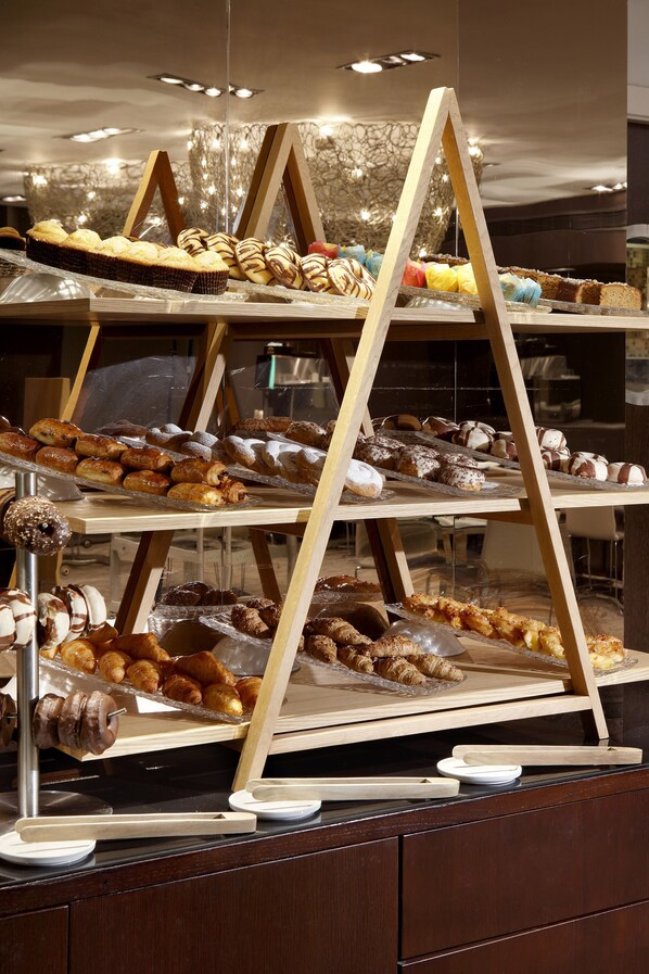 Café da manhã com buffet diário (EUR 24.20 por pessoa) 