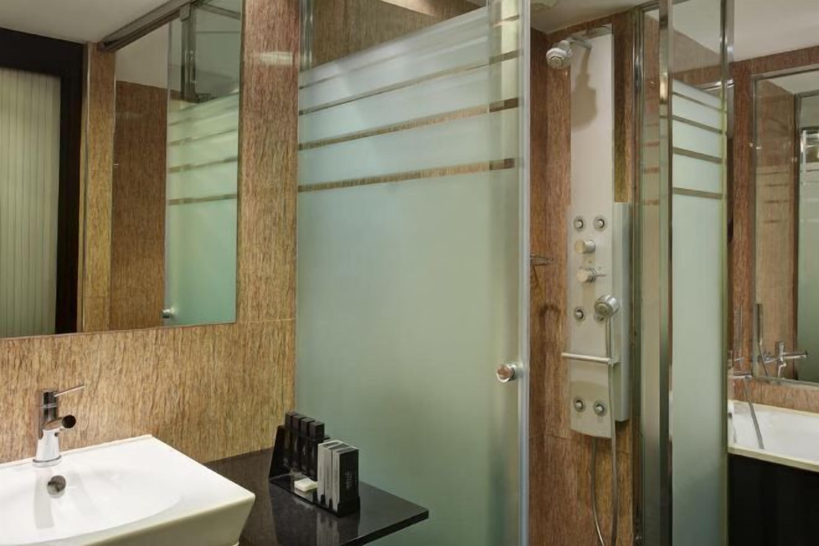 Bathroom | Separate bathtub and shower, jetted bath, hydromassage showerhead