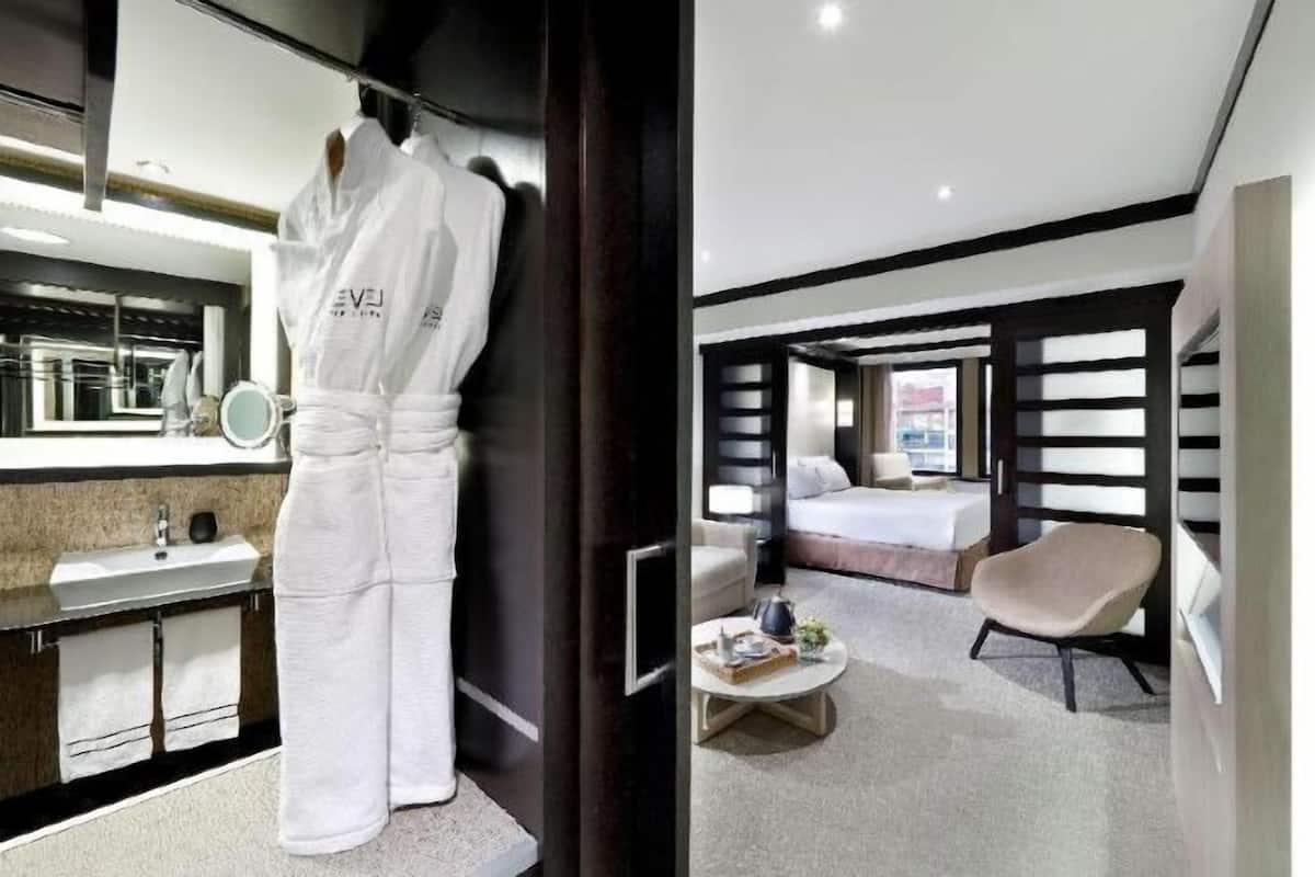 Premium bedding, minibar, in-room safe, desk