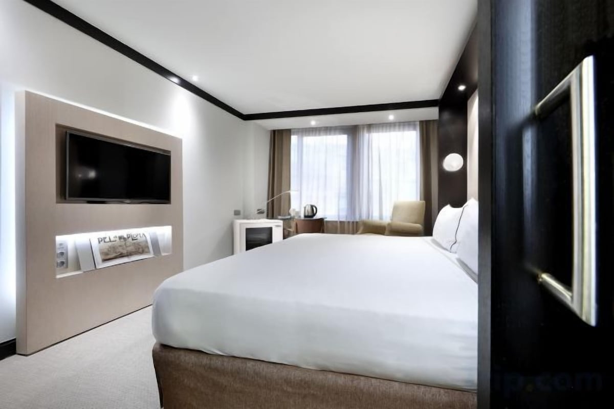Premium bedding, in-room safe, desk, blackout drapes