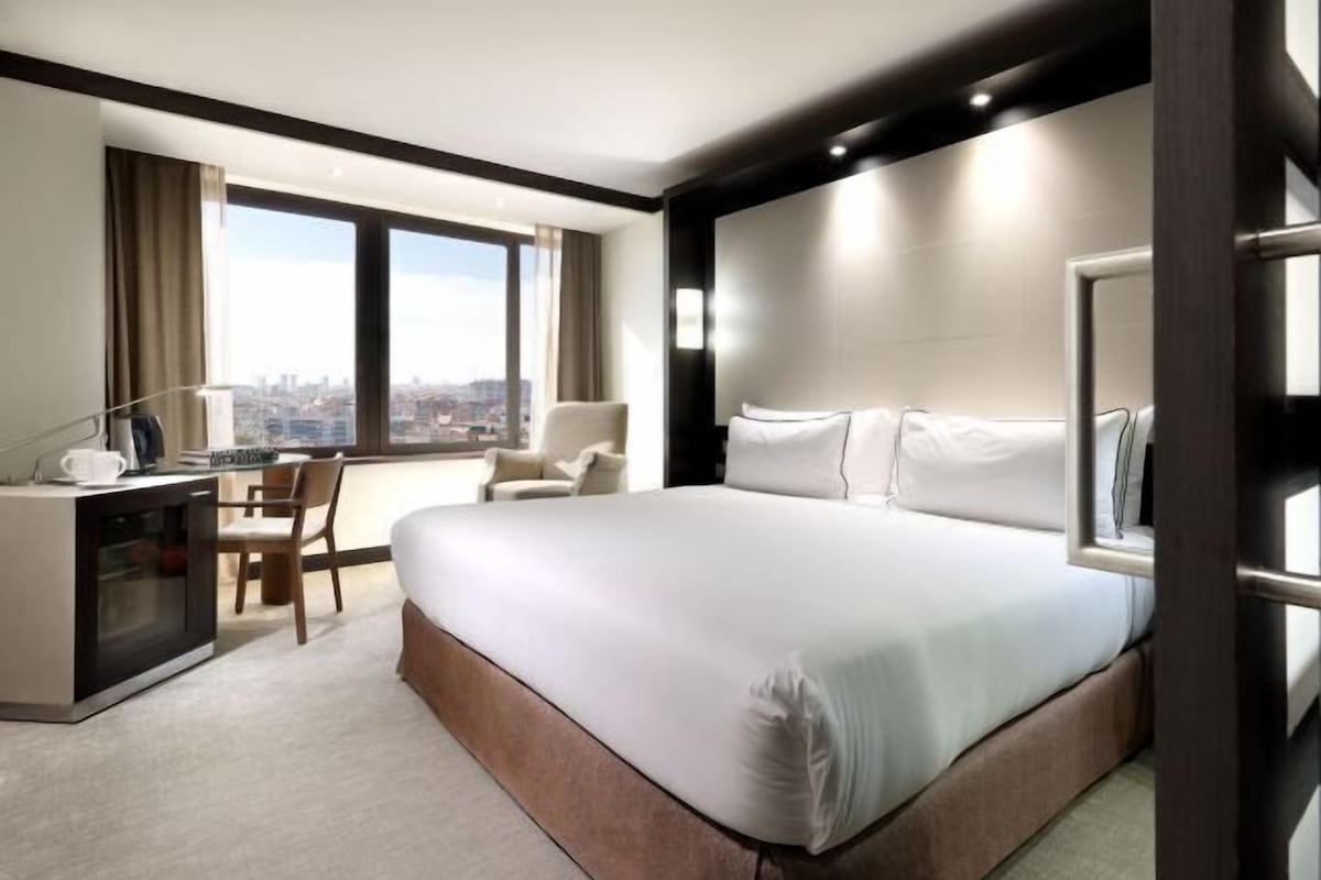 Premium bedding, in-room safe, desk, blackout drapes