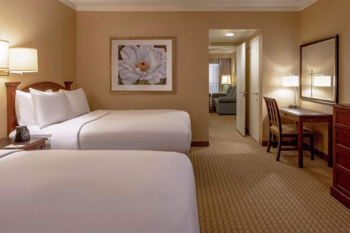 1 quarto, cofres nos quartos, escrivaninha