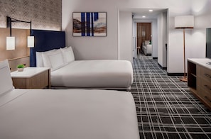 Suite, 2 grands lits, accessible aux personnes à mobilité réduite (Roll-in Shower) | 1 chambre, coffres-forts dans les chambres, bureau