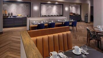 Desayuno buffet (USD 20.00 por persona)