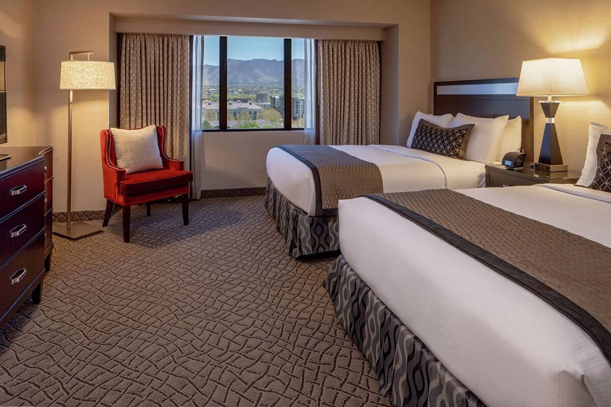 1 quarto, cofres nos quartos, escrivaninha