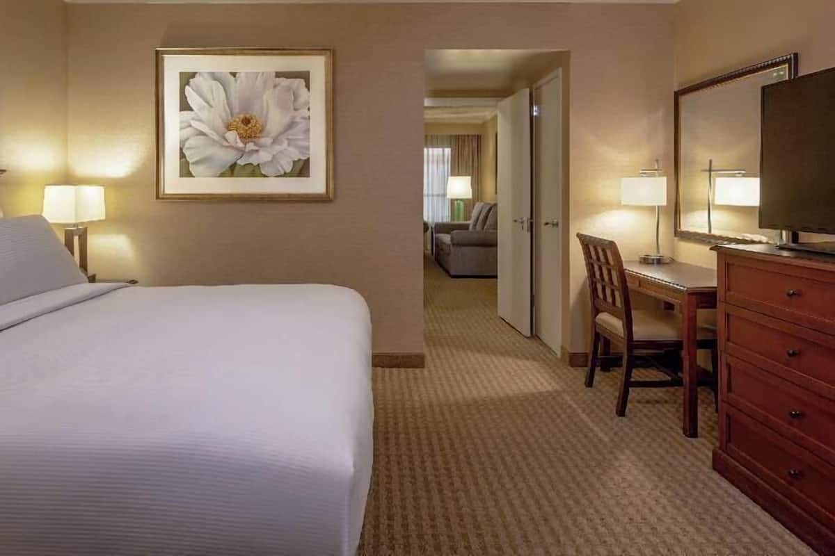 1 quarto, cofres nos quartos, escrivaninha