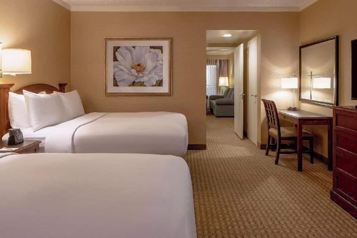 1 quarto, cofres nos quartos, escrivaninha