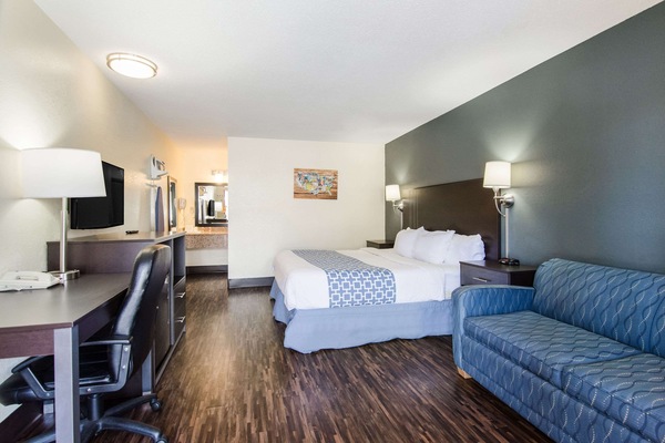 Standard Room, 1 King Bed, Non Smoking | Desk, iron/ironing board, cribs (free), rollaway beds (surcharge)