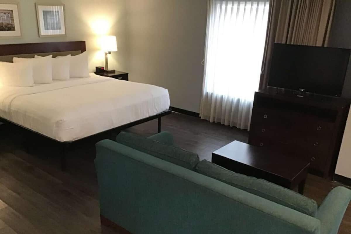 1 phòng ngủ, bàn, khu vực làm việc phù hợp cho laptop, màn/rèm cản sáng