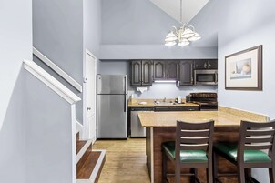 Suite, varias camas, no fumadores (with Sofabed, Full Kitchen) | 1 dormitorio, escritorio, espacio para trabajar con un portátil