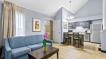 Suite, flere senger, ikke-røyk (with Sofabed, Full Kitchen) | Eget kjøkken | Kjøleskap, mikrobølgeovn, ovn og kokeplater