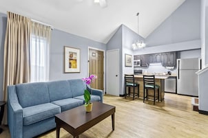Suite, Multiple Beds, Non Smoking (with Sofabed, Full Kitchen) | Private kitchen | Fridge, microwave, oven, stovetop
