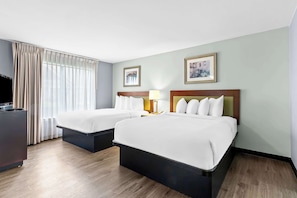 Suite, 2 Queen-Betten, Nichtraucher (with Sofabed, Full Kitchen) | Schreibtisch, laptopgeeigneter Arbeitsplatz, Verdunkelungsvorhänge