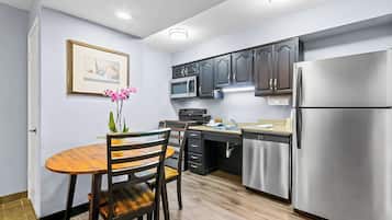 Suite, varias camas, para no fumadores (with Sofabed, Full Kitchen) | Cocina privada | Refrigerador, microondas, horno y parrilla de estufa
