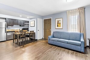 Suite, 2 Queen-Betten, Nichtraucher (with Sofabed, Full Kitchen) | Schreibtisch, laptopgeeigneter Arbeitsplatz, Verdunkelungsvorhänge