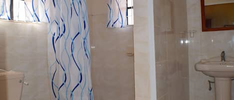 Apartment, 2 Schlafzimmer | Badezimmer | Dusche, Handtücher