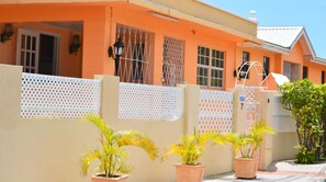 Property entrance - Shonlan Inn and Apartments (Coverley)